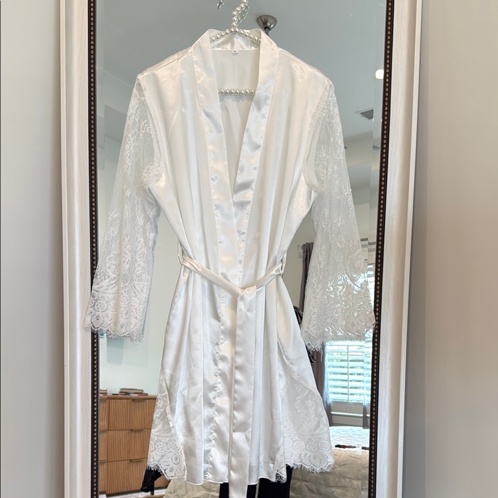 Elegant White Lace Trim Robe